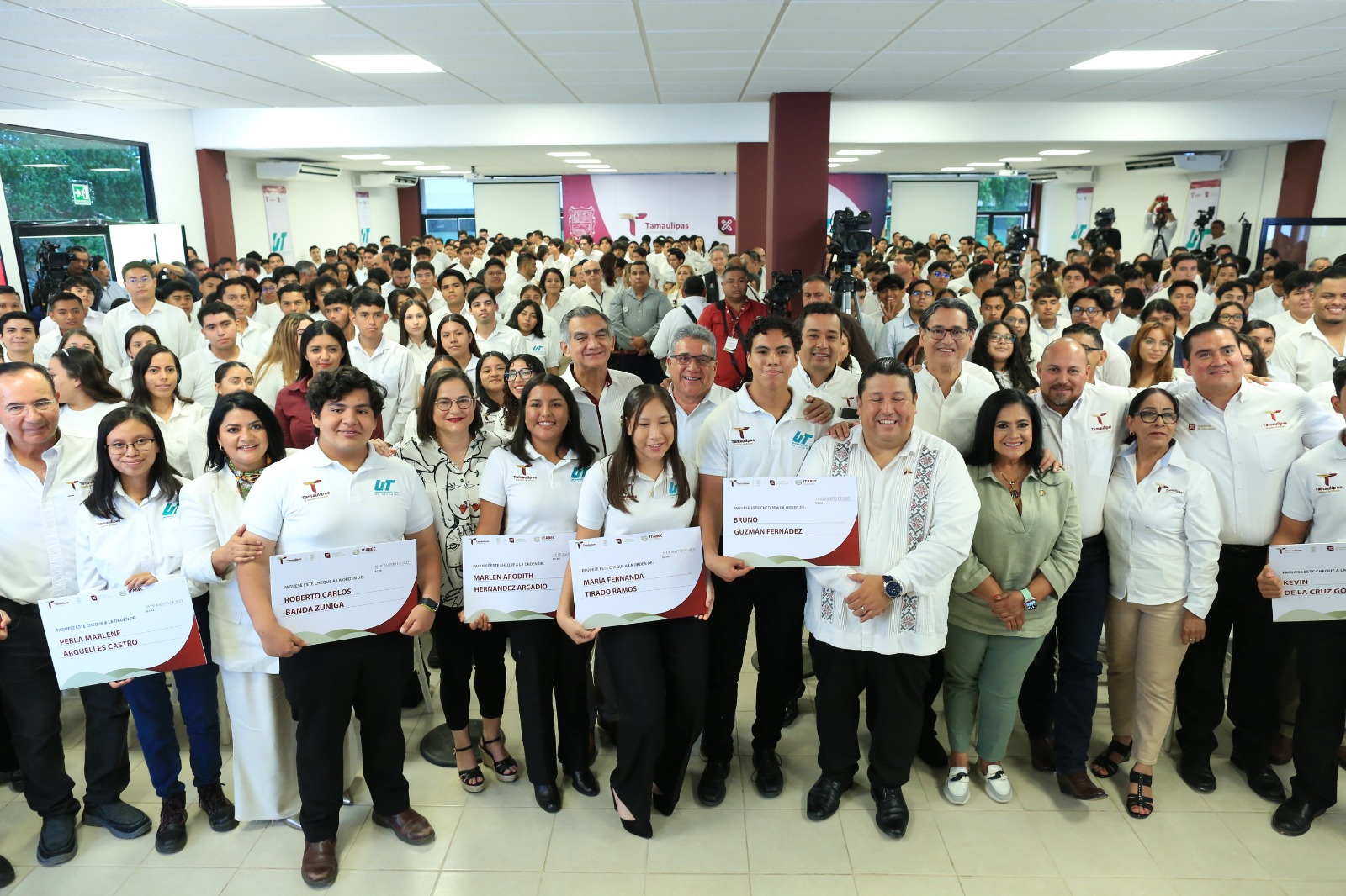 Entrega Américo Villarreal becas en la Universidad Tecnológica de Altamira