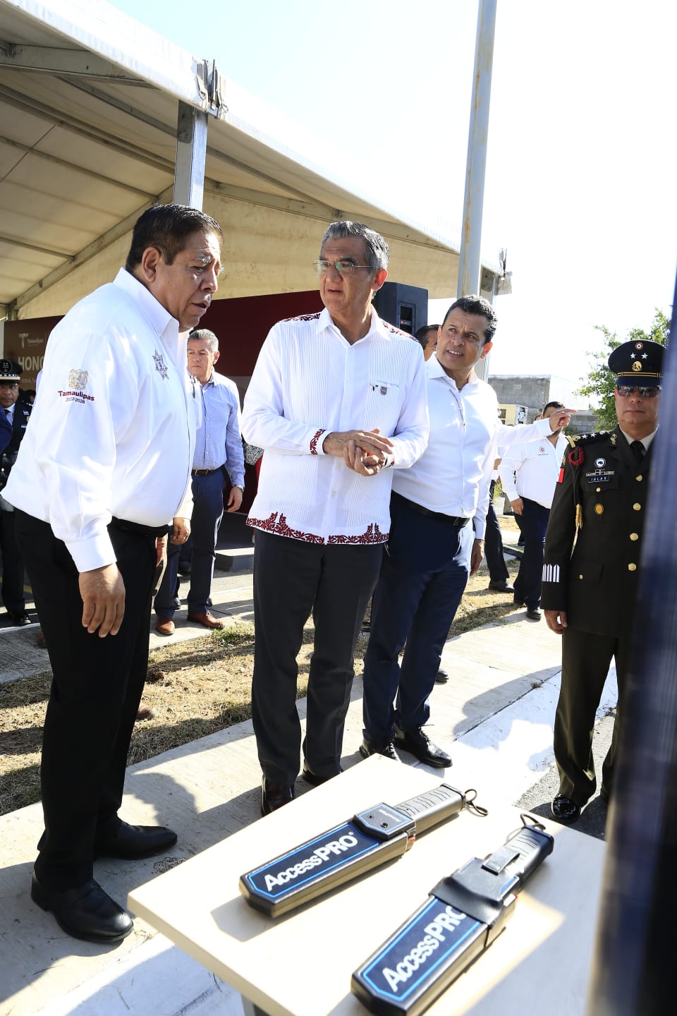 Entrega gobernador arcos detectores para reforzar seguridad en CEDES