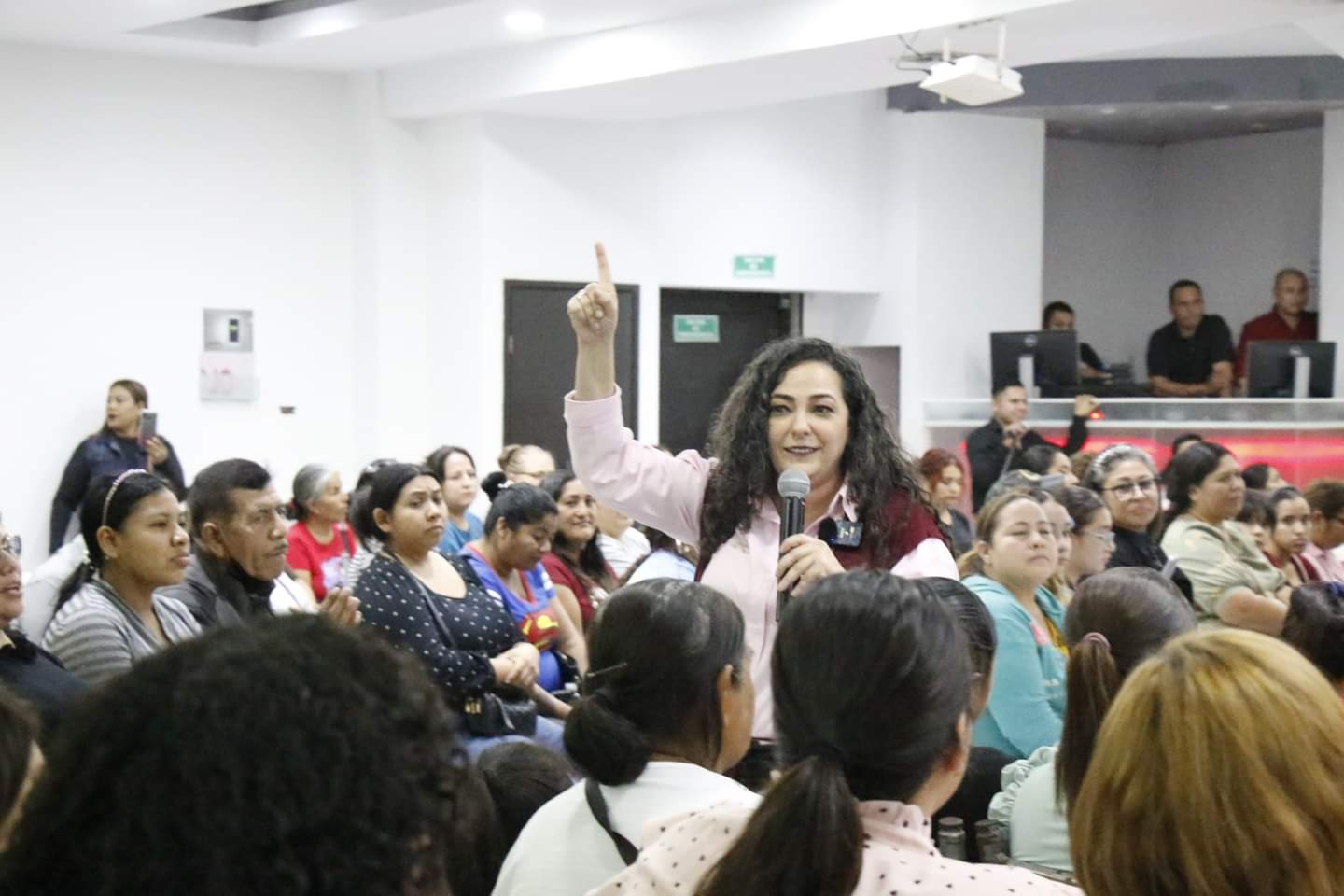 Mujeres de Río Bravo conocen las características de la transformación laboral