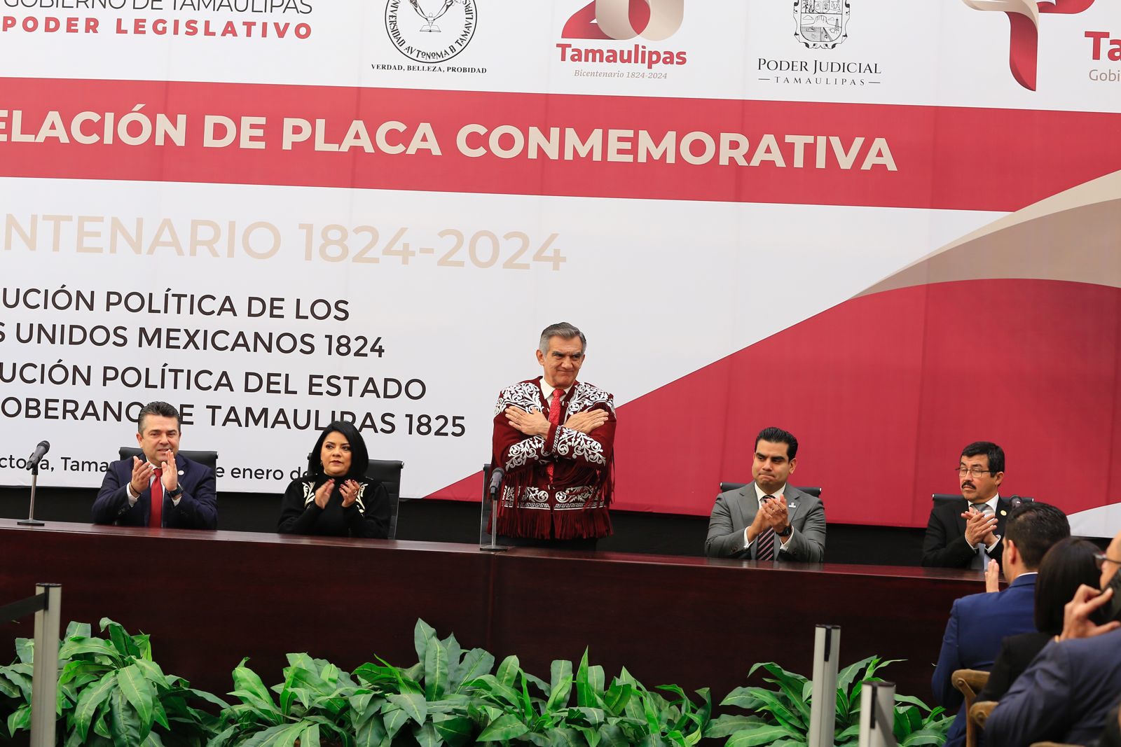 Devela gobernador placa conmemorativa del Bicentenario del Congreso de Tamaulipas