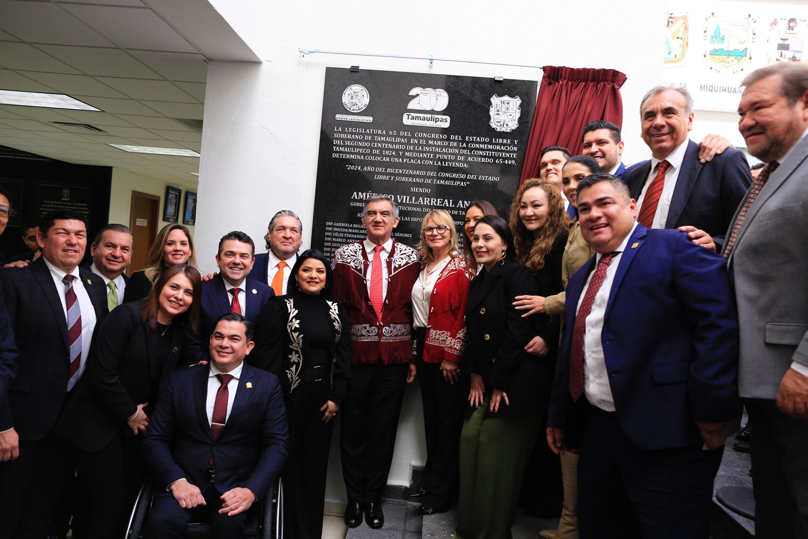 Devela gobernador placa conmemorativa del Bicentenario del Congreso de Tamaulipas