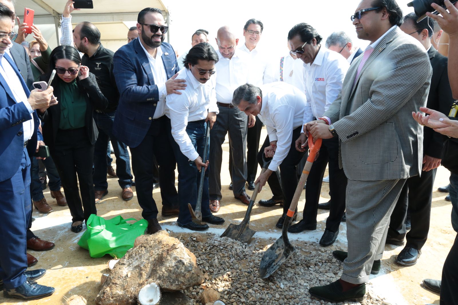 Pone Américo primera piedra de planta industrial en Altamira