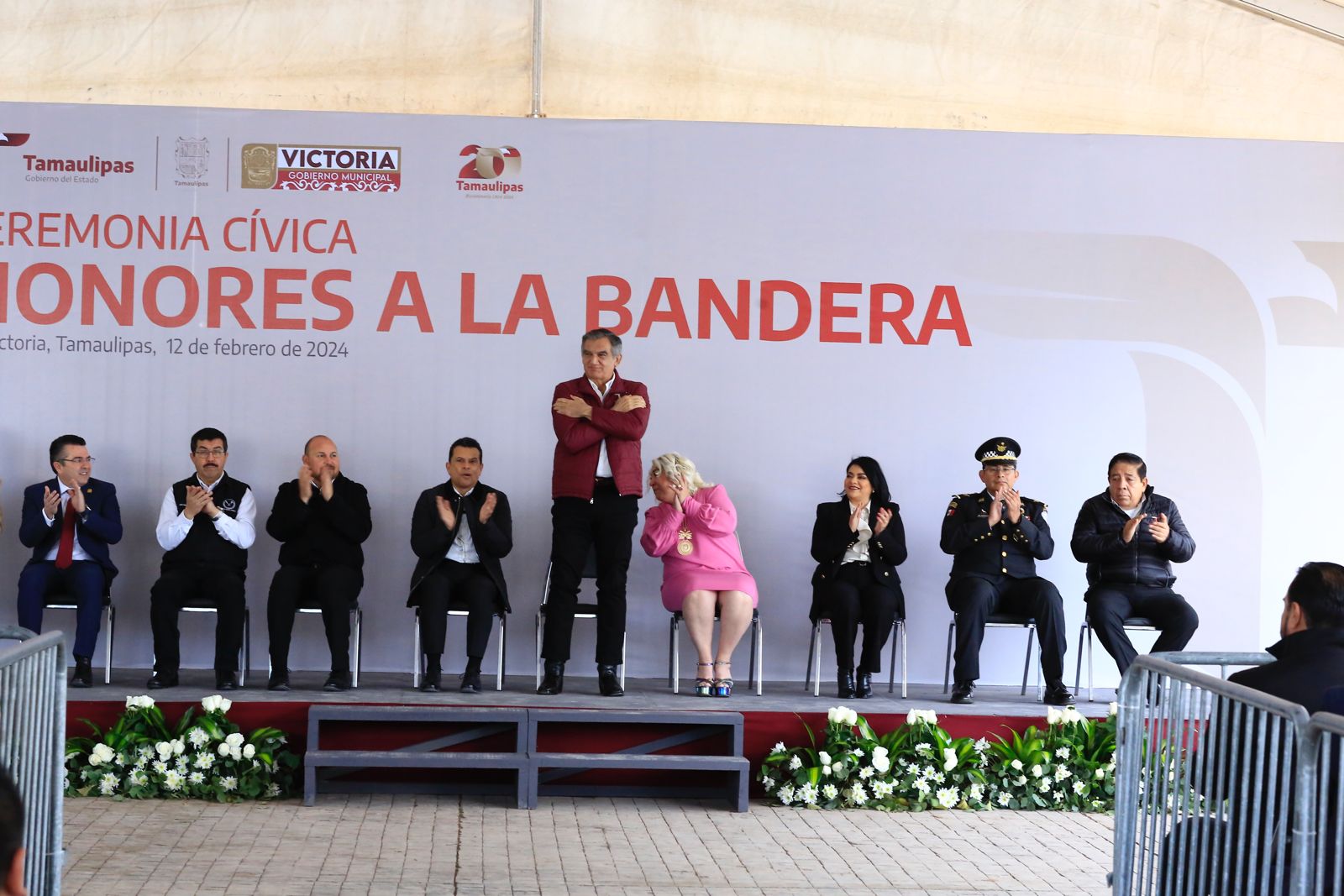 Entrega gobernador apoyos para mejorar servicios e infraestructura en Victoria