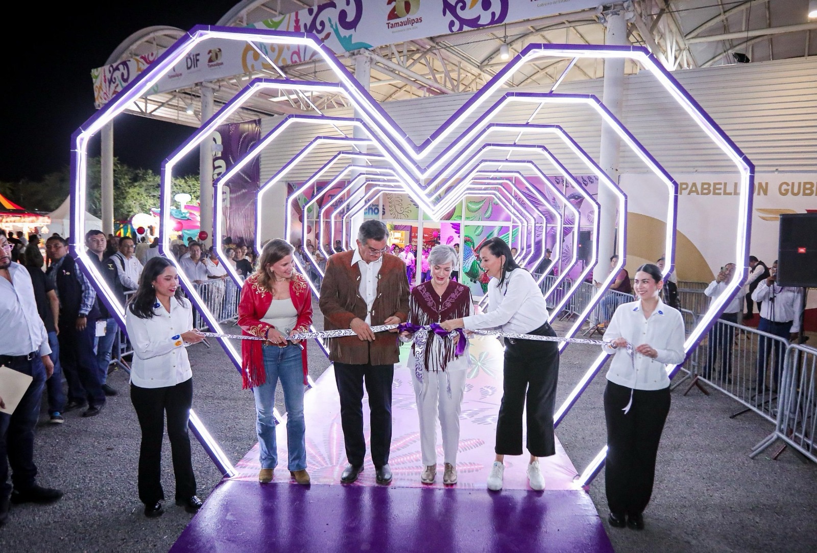 Inauguran Américo y María de Villarreal el stand del DIF Estatal en la Feria Tamaulipas 2024