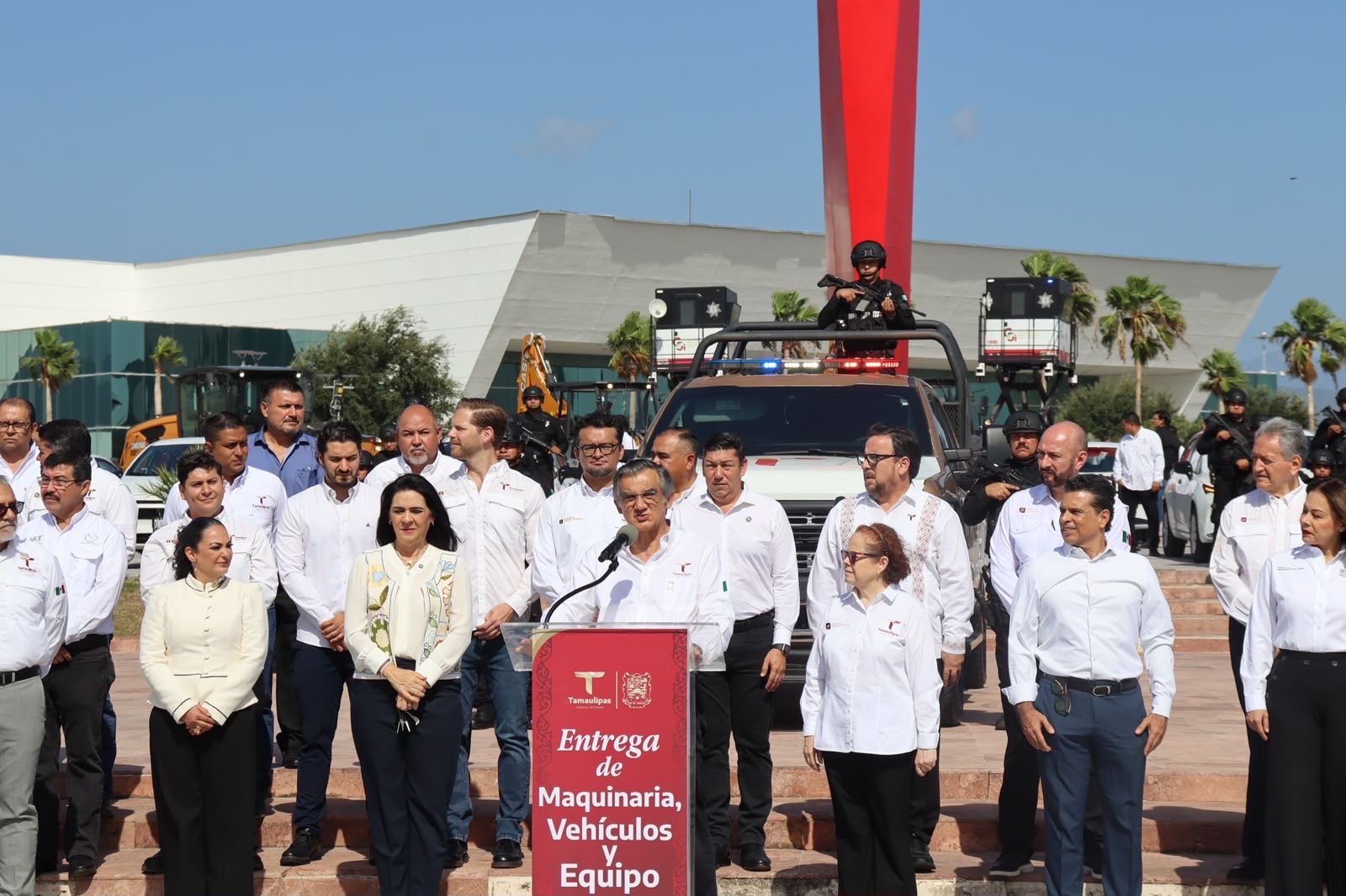 Fortalece Américo Villarreal a la Guardia Estatal con 17 patrullas y dos torres móviles de videovigilancia