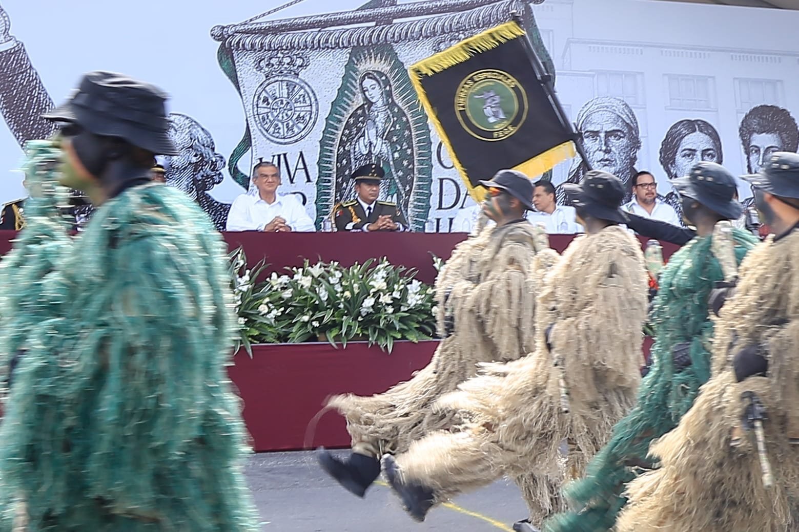 Américo preside desfile cívico-militar por el 216 aniversario de la Independencia de México