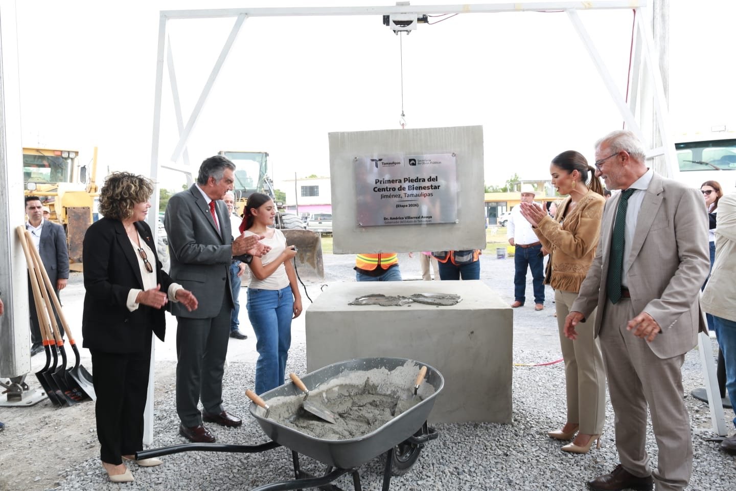 Pone Américo primera piedra del Centro de Bienestar de Jiménez